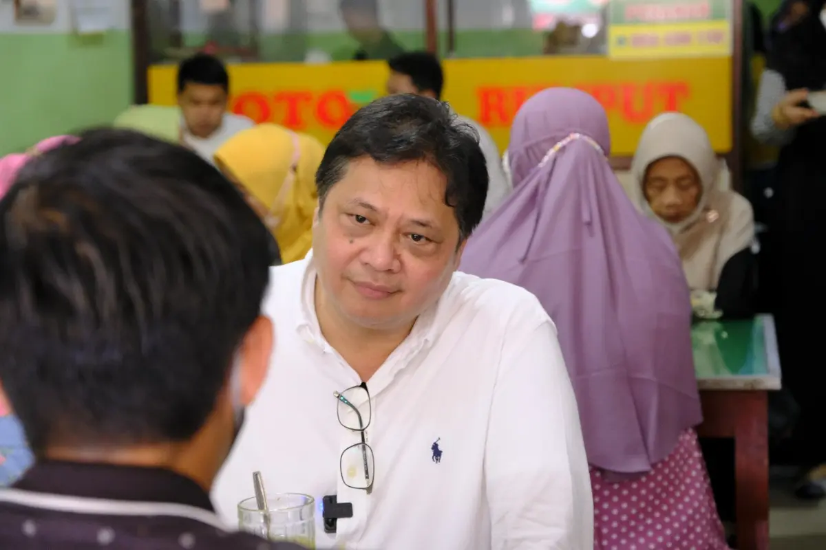 Di sela-sela kunjungannya ke Salatiga, Sabtu (29/01), Menko Airlangga bersantap siang di salah satu warung soto khas setempat yakni Warung Soto Rumput