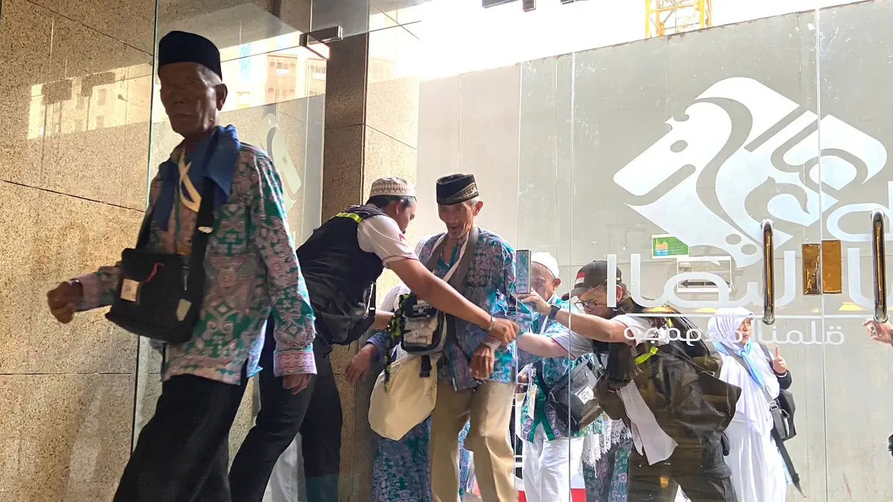 Jemaah haji kuota tambahan dari Kloter SOC-99 diberangkatkan dari hotel transit di Madinah menuju ke Makkah untuk menghadapi puncak haji