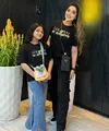 Ashanty dan Arsy juga hadir nonton Coldplay dengan mengenakan atasan t shirt hitam. Ashanty memadukannya dengan celana cargo hitam. [@ashanty_ash]