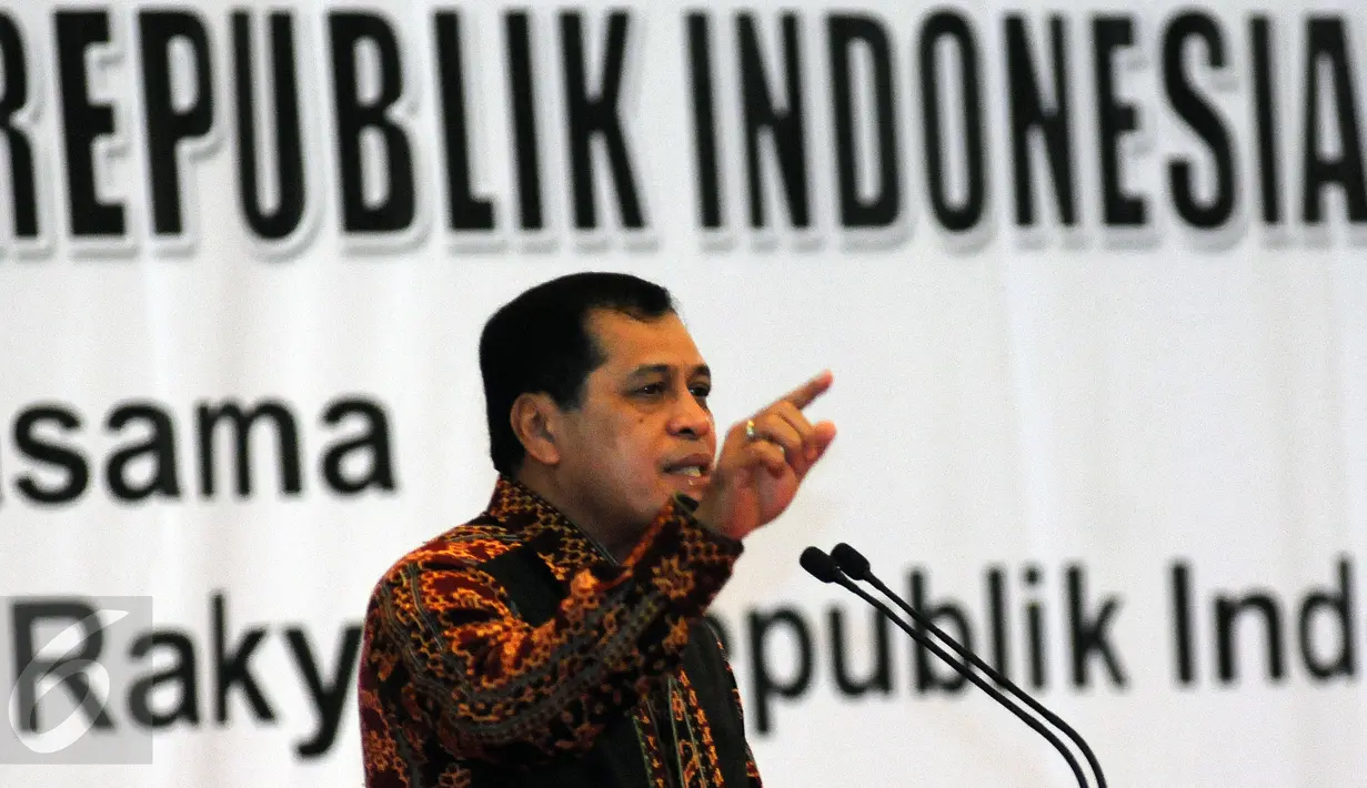Ketua Umum Dekopin, Nurdin Halid saat memberikan sambutan pembuka diskusi Menata Sistem Perekonomian Nasional berdasarkan Pasal 33 UUD NKRI tahun 1945 di Kompleks Parlemen, Jakarta, Kamis (26/11/2015). (Liputan6.com/Helmi Fithriansyah)