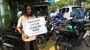 Aktivis melakukan aksi di sepanjang trotoar kawasan Monas, Jakarta, Jumat (28/7). Aksi tersebut dilakukan untuk mengembalikan fungsi trotoar sebagai tempat bagi pejalan kaki yang sering diokupasi oleh kendaraan bermotor. (Liputan6.com/Immanuel Antonius)