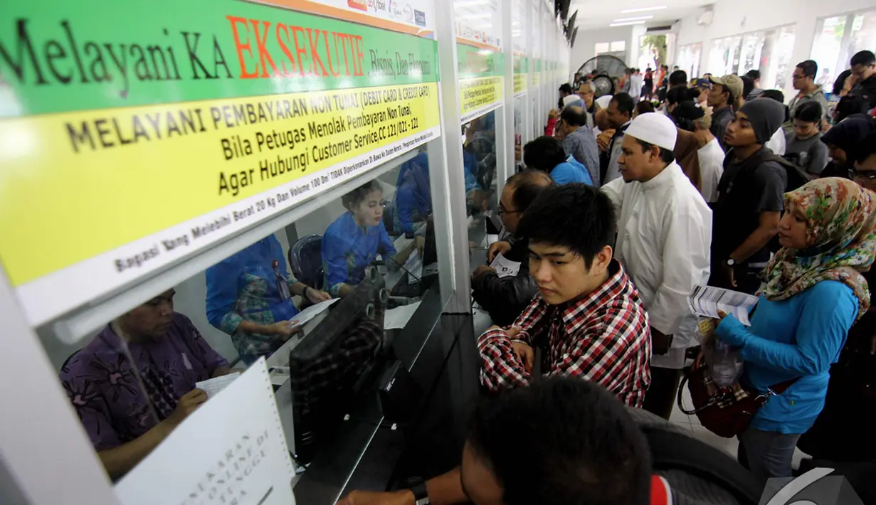 PT Kereta Api Indonesia akan menaikkan tarif kereta api kelas ekonomi jarak sedang dan jarak jauh mulai 1 januari 2015, Jakarta, Selasa (25/11/2014). (Liputan6.com/Faizal Fanani)