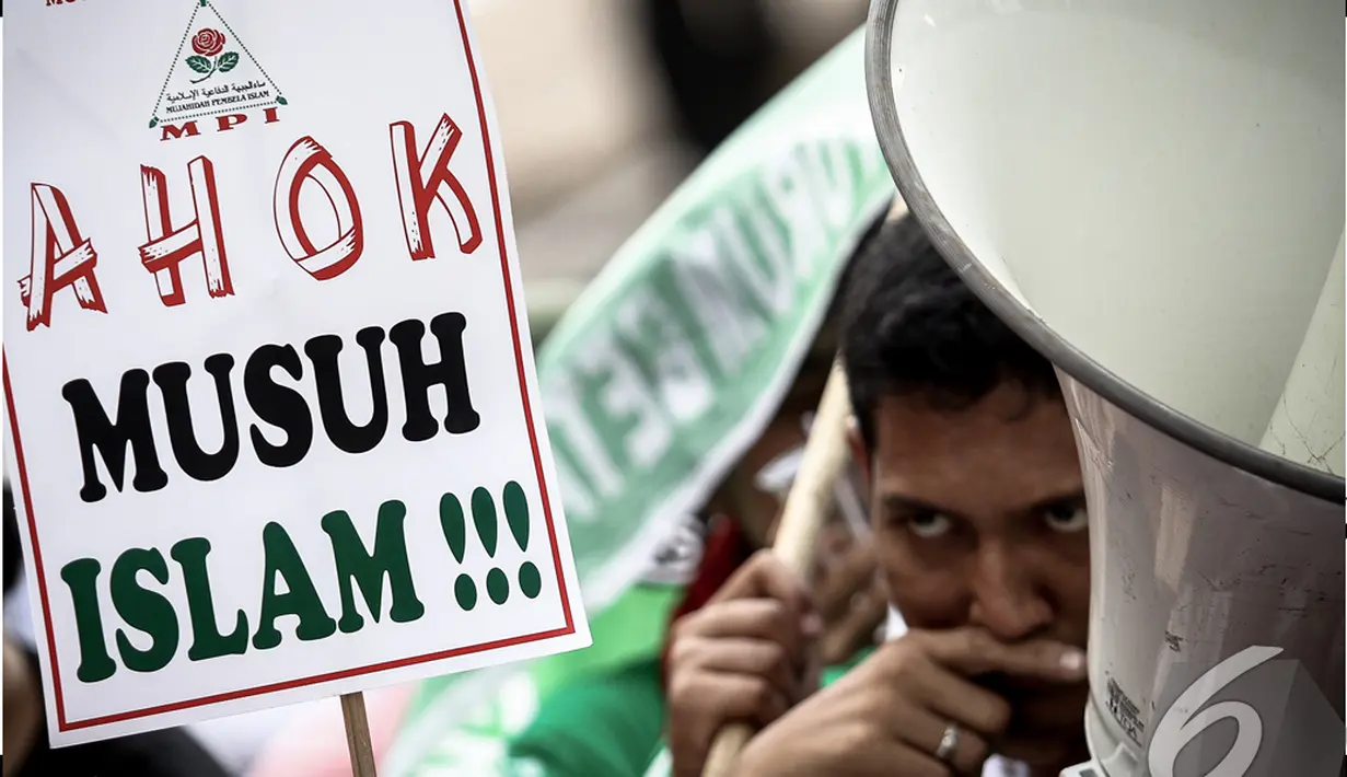 Para pengunjuk rasa membawa tulisan yang bertuliskan 'Ahok Musuh Islam', Jakarta, Jumat (24/10/2014) (Liputan6.com/Faizal Fanani)