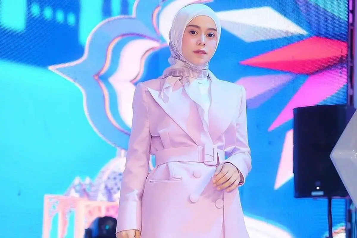 8 Ide Mix and Match Blazer Hijab yang Stylish dari Lesti Kejora hingga Irish Bella