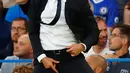 Selebrasi Manajer Chelsea, Antonio Conte saat anak asuhnya berhasil mencetak gol ke gawang West Ham United di Stadion Stamford Bridge, Senin (15/8). Chelsea keluar sebagai pemenang dengan skor 2-1. (REUTERS/ Eddie Keogh)