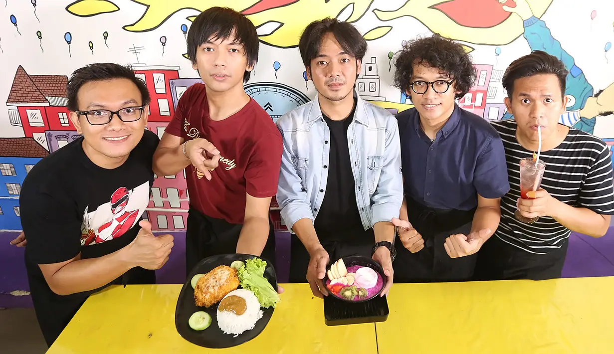 Hobinya memasak itu, Rayi membuat channel di youtube masakan anak band. Pembetot bass itu mengakui bahwa paling suka dengan masakan Indonesia seperti asam manis, soto banjar dan ayam goreng. (Bambang E. Ros/Bintang.com)