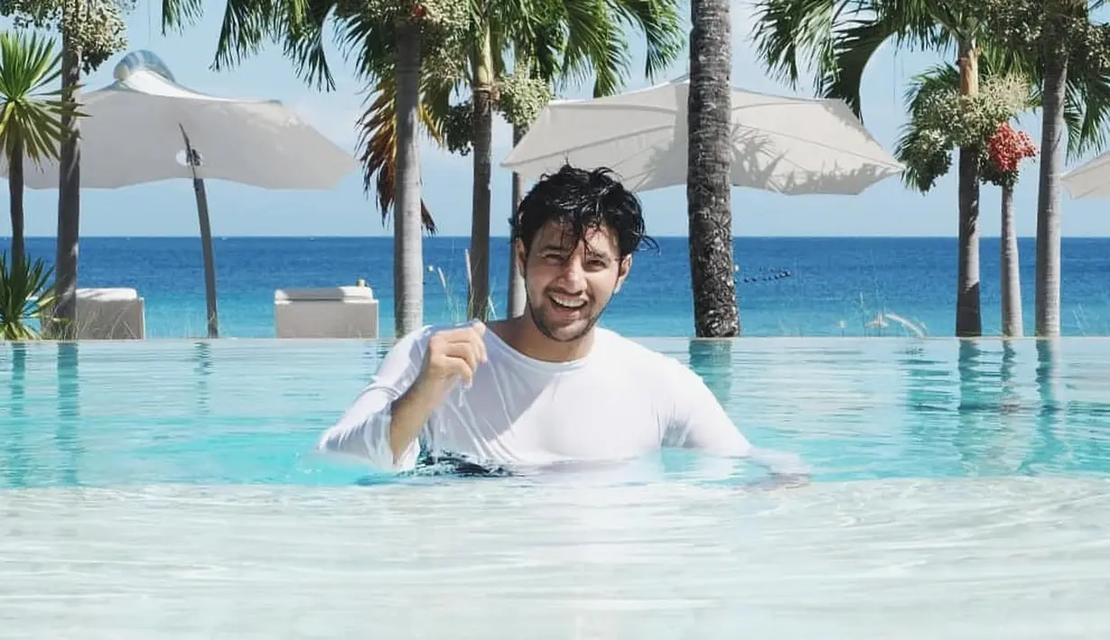 Dalam kesempatan itu, Ammar pun lantas berbagi sedikit pengalamanannya semasa sekolah. Ia mengaku sempat bersekolah di sebuah desa terpencil yang ada di kawasan Sumatera Barat. (Foto: instagram.com/ammarzoni)