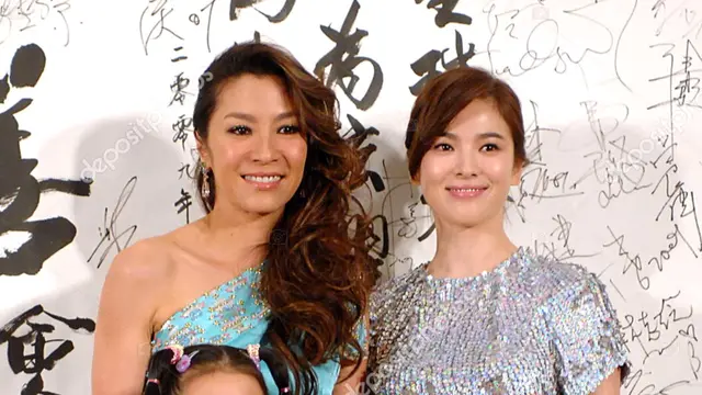 Michelle Yeoh dan Song Hye Kyo di acara Entertainment Charity Stars, Shanghai, China.