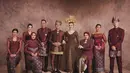 Kebaya dan beskap warna merah maroon jadi pilihan keluarga Aaliyah dan Thariq saat momen resepsi pernikahan keduanya. Pilihan warna tersebut memberi impresi elegan dan mewah. Kebaya dan beskap itu kemudian dipadukan songket warna senada. [@deafebrindagallery/@thariqhalilintar].