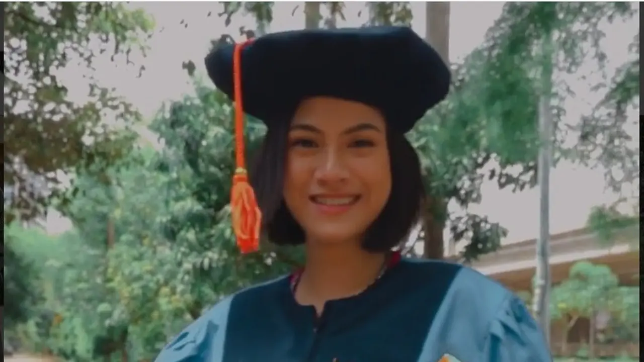 Hana Saraswati mengikuti wisuda daring