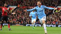 Gelandang Manchester City, Bernardo Silva, berselebrasi setelah mencetak gol ke gawang Manchester United dalam laga lanjutan Liga Inggris di Stadion Old Trafford, Rabu (24/4). Laga Man United vs Man City berakhir dengan kemenangan 2-0 untuk tim asuhan Josep Guardiola. (AP/Jon Super)