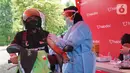 Pengemudi Gojek melakukan vaksin di Surabaya, Jawa Timur (27/03/2021). Allianz Life Syariah berkolaborasi dengan Halodoc dan Gojek Indonesia menyediakan Pos Pelayanan Vaksinasi COVID-19 guna mendukung pemerintan dalam program percepatan vaksinasi. (Liputan6.com/Pool)
