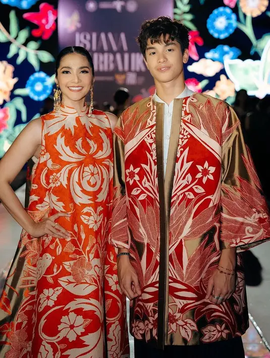 <p>Anak laki-laki Maudy Koesnaedi, Eddy Meijer kini sudah beranjak dewasa dan seorang model. Saat di istana berbatik, keduanya pun tampil kompak mengenakan batik bernuansa jingga. [@maudykoesnaedi]</p>