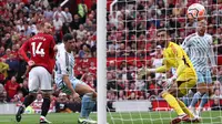 Pemain MU, Christian Eriksen (kiri), mencetak gol pertama bagi MU ke gawang Nottingham Forrest dalam pertandingan pekan ketiga Liga Inggris 2023/2024 yang berlangsung di Old Trafford, Manchester, Inggris, Sabtu (26/8/2023). (AFP/Darren Staples)