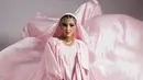 Beberapa waktu lalu, Ashanty juga sempat membagikan hasil photoshootnya yang luar biasa. Dalam foto ini, Ashanty sukses tampil bak Arabian queen dalam balutan dress super megah berwarna merah muda. Tak hanya itu, penampilannya dilengkapi dengan hiasan kepala dan wajah, hingga kalung emas yang menutupi hampir seluruh wajahnya hingga leher, serta sarung tangan satin yang serasi dengan gaunnya. Foto: Instagram.