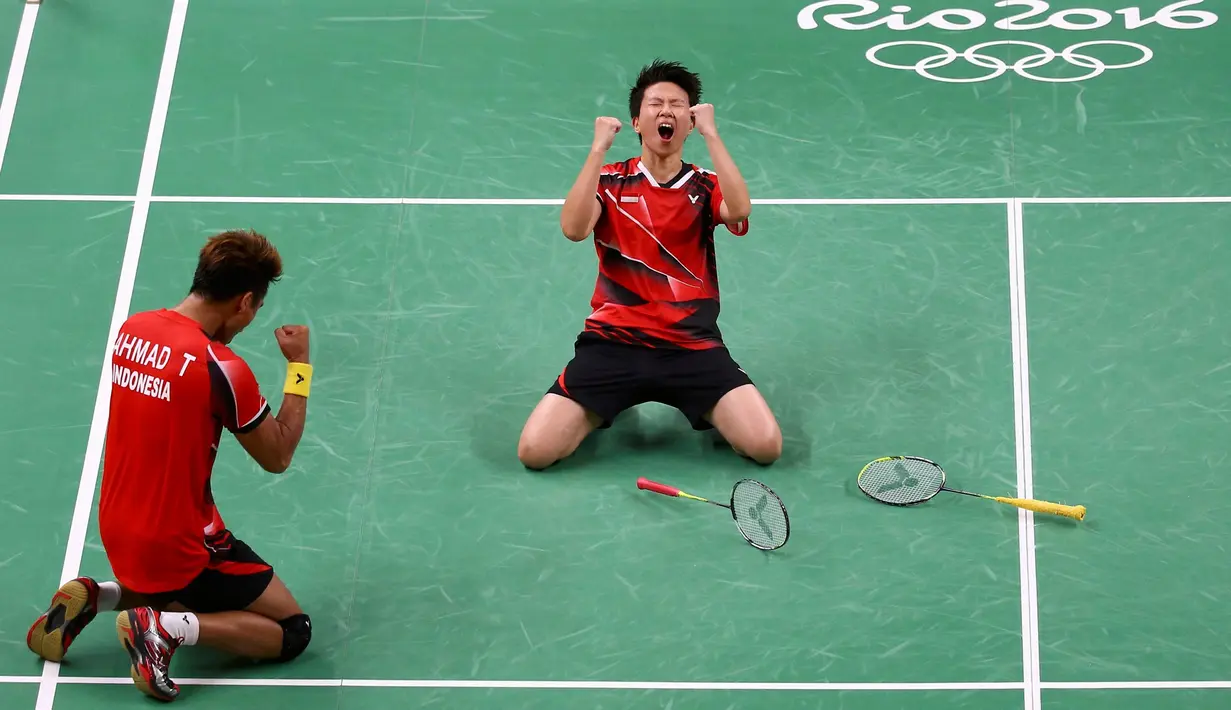 Ekspresi Tontowi Ahmad dan Liliyana Natsir usai mengalahkan Zhang Nan/Zhao Yunlei dari Tiongkok dalam semifinal bulu tangkis Olimpiade Rio 2016, Brasil, Senin (15/8). Kemenangan ini mengantarkan Tontowi-liliyana ke babak final. (REUTERS)