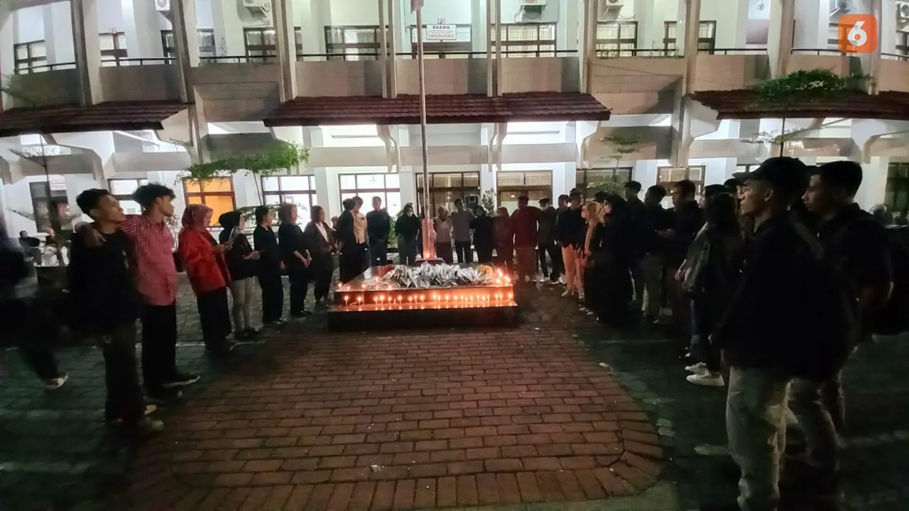 Puluhan mahasiswa di Banyuwangi gelar doa bersama untuk tragedi Kanjuruan Malang. (Hermawan Arifianto/Liputan6.com)
