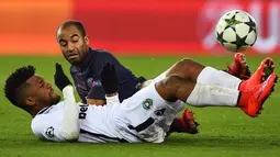 Pemain Paris Saint-Germain, Lucas Moura, berebut bola dengan pemain Ludogorets, Virgil Misidjan, dalam laga Grup Liga Champions di Stadion Parc des Princes, Paris, (6/12/2016).  (AFP/Franck Fife)