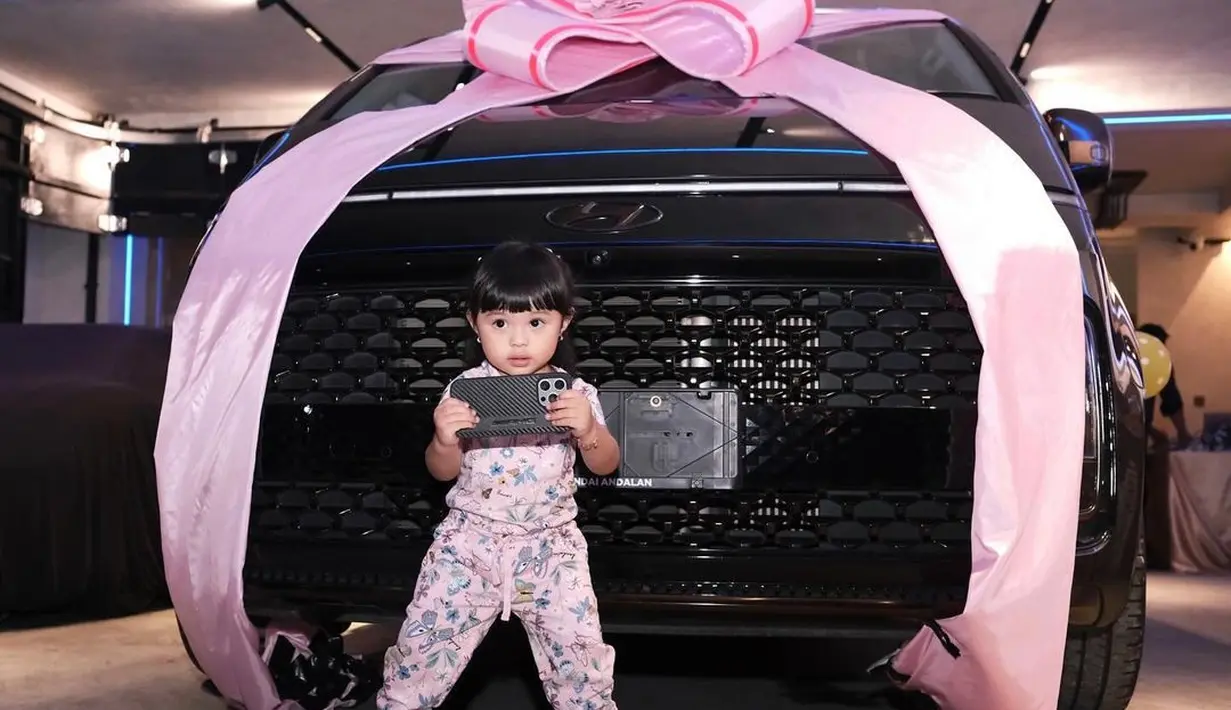 Tepat 22 Februari 2024, Ameena Hanna Nur Atta genap berusia 2 tahun. Di usianya yang ke 2 tahun ini, Atta Halilintar dan Aurel Hermansyah kembali memberi hadiah mewah. Kali ini berupa mobil hyundai tipe Staria.