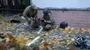 Tim penjinak bahan peledak juga dikerahkan untuk memeriksa sisa ledakan di lokasi serangan pesawat tak berawak di Kyiv pada tanggal 30 Oktober 2024. (Anatolii STEPANOV/AFP)