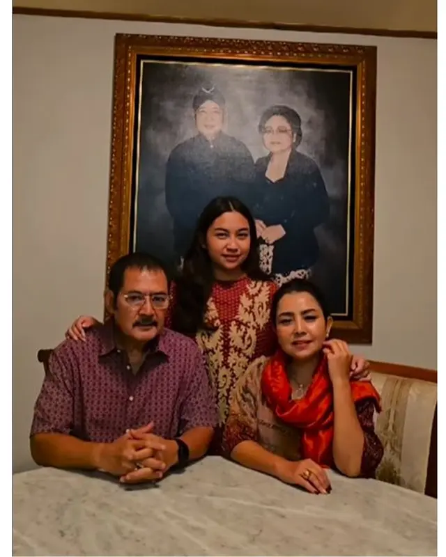 6 Potret Mayangsari dan Bambang Trihatmodjo ziarah ke makam Soeharto, ajak Khirani