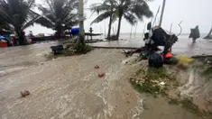 Banjir meluap di atas jalan pantai ketika Badai Tropis Pabuk mendekat di Pak Phanang, di Nakhon Si Thammarat, Thailand Selatan (4/1). Hujan, angin dan gelombang air laut akan melanda Thailand selatan akibat badai tropis Pabuk. (AP Photo/Sumeth Panpetch)