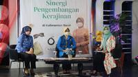 Ketua Dewan Kerajinan Nasional Daerah (Dekranasda) Provinsi Kalimantan Barat, Lismaryani, saat menjadi narasumber Program Dialog Khusus TVRI Kalimantan Barat. (Foto: Liputan6.com/Aceng Mukaram)