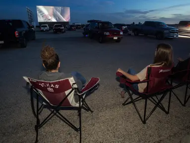 Orang-orang menonton film "Encore Drive-In Nights Presents Blake Shelton," di Stars & Stripes Drive-In Theatre, Texas pada 25 Juli 2020. Konser yang menampilkan Blake Shelton bersama Gwen Stefani ini ditayangkan di bioskop drive-in seluruh Amerika Utara. (Mikala Compton/Herald-Zeitung via AP)