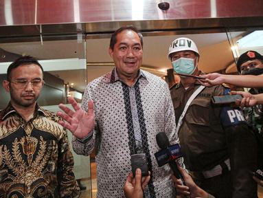 Mantan Menteri Perdagangan Muhammad Lutfi (tengah) usai menjalani pemeriksaan di Gedung Bundar, Kejagung, Jakarta, Rabu (22/6/2022). Muhammad Lutfi menjalani pemeriksaan selama 12 jam sebagai saksi terkait kasus fasilitas pemberian izin ekspor crude palm oil (CPO) dan turunannya, termasuk minyak goreng, periode 2021-2022. (Liputan6.com/Faizal Fanani)