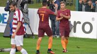 Gelandang serang AS Roma, Juan Manuel Iturbe (tengah) merayakan gol bersama rekannya usai merobek jala Pinzolo, pada laga persahabatan, Kamis (14/7/2016). AS Roma unggul 16-0.  (www.titrespresse.com)