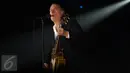 Penyanyi asal Kanada, Bryan Adams saat menyanyikan lagu pertama pada konser "Get Up Tour" di Jakarta, Senin (16/1).  Konser ini merupakan bagian tur untuk album ke-13 “Get Up”. (Liputan6.com/Helmi Fithriansyah)