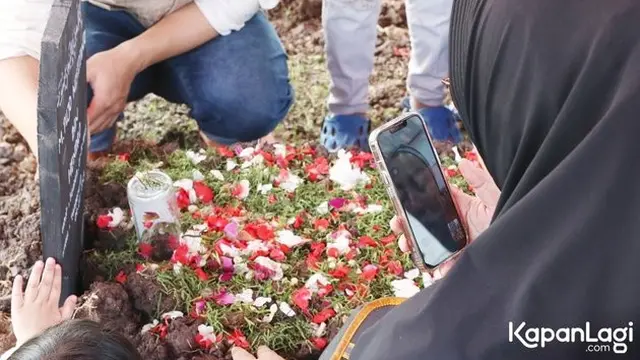 Ayahnya Meninggal, Ini 5 Potret Pilu Medina Zein Saksikan Pemakaman dari Penjara