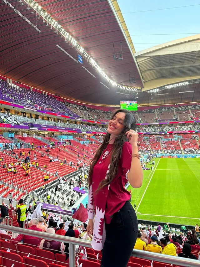 6 Potret Jeniver Challia, Suporter Bola di Qatar yang Viral Mirip Nia Ramadhani