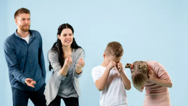 Salah satu ciri toxic parenting adalah keterlibatan yang berlebihan dalam kehidupan anak.