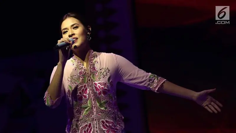 Raisa cantik dalam balutan kebaya Encim