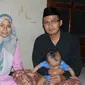 Neng Meli bersama kakak pertamanya, Ahmad Zaki Fuad (Gus Zaki). (Liputan6.com/Ahmad Adirin)