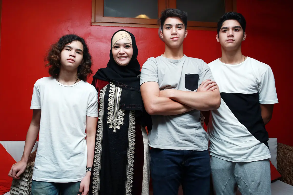 Maia Estianty bersama Al, El, dan Dul
