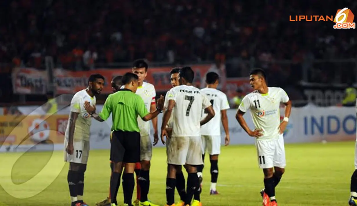 Sempat terjadi protes dari para pemain PDRM FA Malaysia terhadap kepemimpinan wasit (Liputan6.com/ Helmi Fithriansyah) 