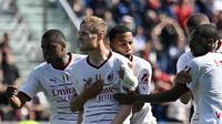 Pemain AC Milan merayakan gol yang dicetak Pobega ke gawang Bologna pada lanjutan Liga Italia yang berlangsung di Renato Dall'ara (AFP)