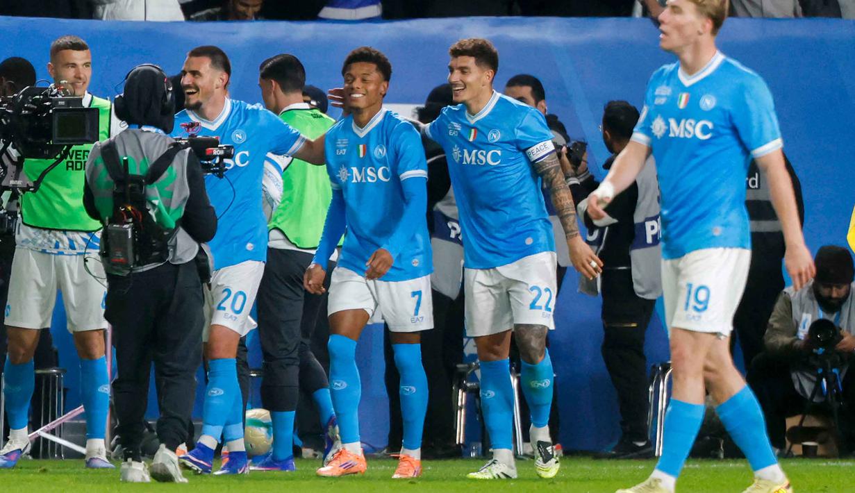 Dua gol kemenangan Napoli diborong oleh David Neres pada menit ke-39 dan 57. Tampak dalam foto, penyerang Napoli asal Brasil bernomor punggung 7, David Neres, merayakan gol kedua timnya bersama rekan-rekan setimnya selama pertandingan final Piala Super Italia melawan Bologna di Stadion King Al-Awwal Park, Riyadh pada Senin 22 Desember 2025 malam waktu setempat. (Fayez NURELDINE/AFP)