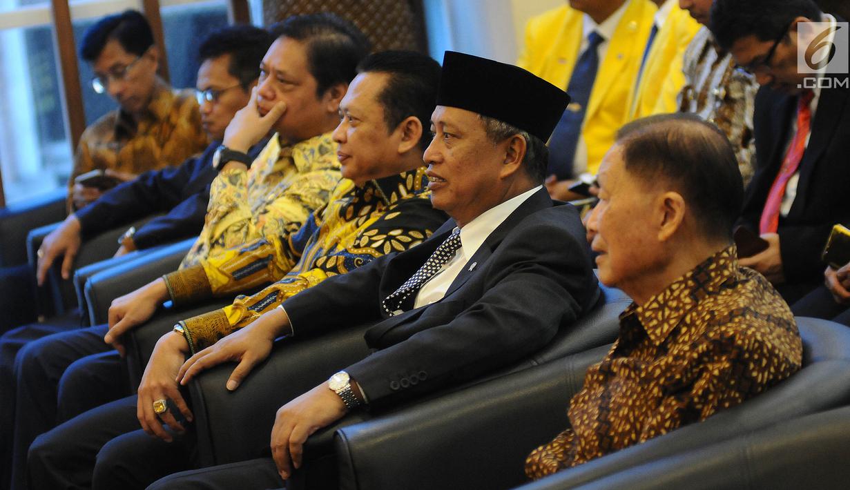 Menristekdikti Mohamad Nasir dan Ketua DPR Bambang Soesatyo menghadiri peresmian pembangunan kembali Gedung C FISIP Universitas Indonesia (UI) di Depok, Jawa Barat, Kamis (2/5/2019). Gedung tersebut diberi nama Mochtar Riady Social & Political Research Center. (Liputan6.com/Herman Zakharia)