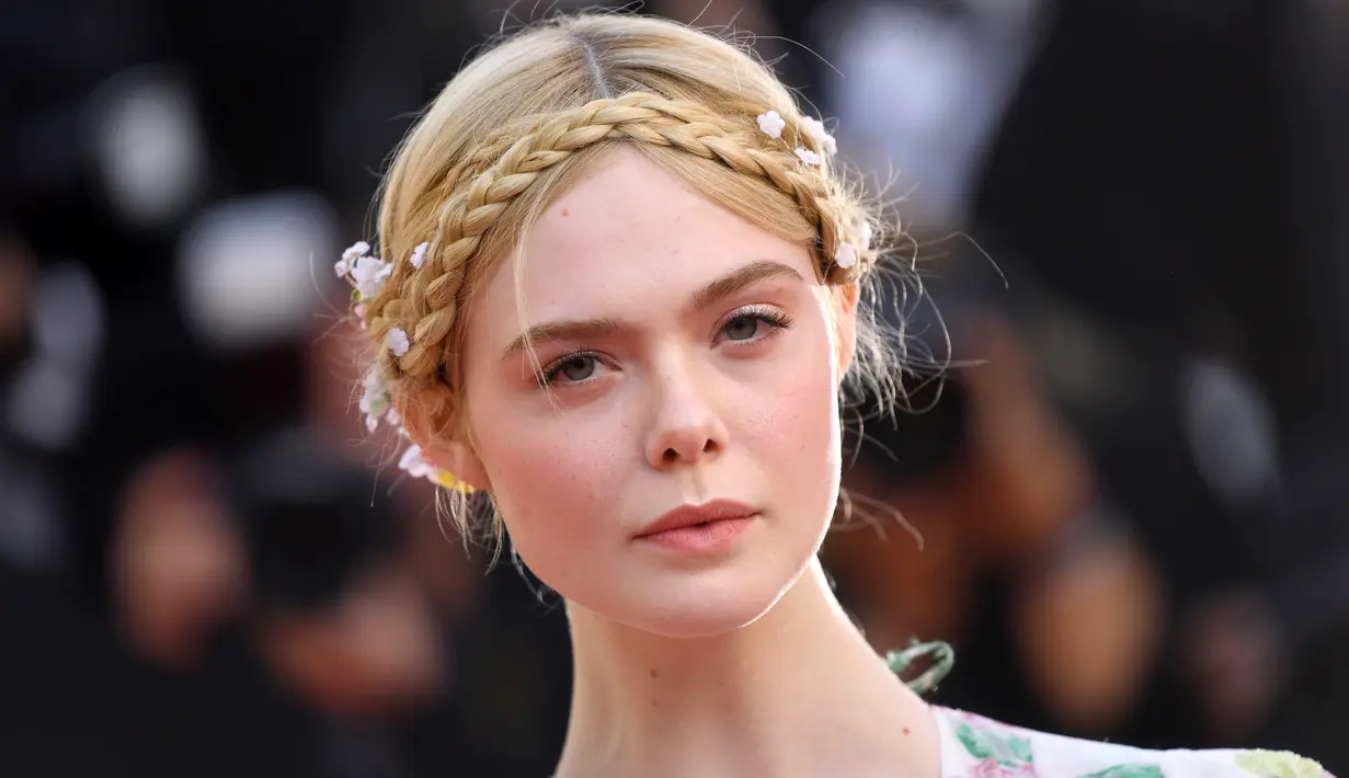 Elle Fanning berpose saat menghadiri screening film "Les Miserables" dalam acara Festival Film Cannes ke-72 di Prancis (15/5/2019). Aktris 21 tahun ini tampil cantik mengenakan gaun taman haute couture karya Valentino. (AP Photo/Arthur Mola)
