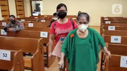 Warga mengikuti vaksinasi COVID-19 penguat (booster) atau dosis ketiga di Gereja Huria Kristen Batak Protestan Menteng Anno 1955, Jakarta Pusat, Selasa (25/1/2022). Layanan vaksinasi dosis ketiga di gereja tersebut menyediakan kuota 500 vaksin per hari. (Liputan6.com/Herman Zakharia)