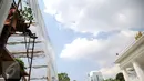 Sejumlah pekerja menyelesaikan pemasangan tenda di lingkungan komplek Istana Kepresidenan, Jakarta, Senin (10/8/2015). Istana Kepresidenan mulai dipercantik untuk menyambut perayaan HUT Kemerdekaan RI ke-70. (Liputan6.com/Faizal Fanani)