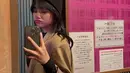 Gemasnya Fuji mirror selfie dengan inner berwarna hitam lengan panjang yang ditumpuknya dengan coat cokelat yang manis. Penampilannya semakin lucu dengan bucket hat hitam. [Foto: Instagram/fuji_an]