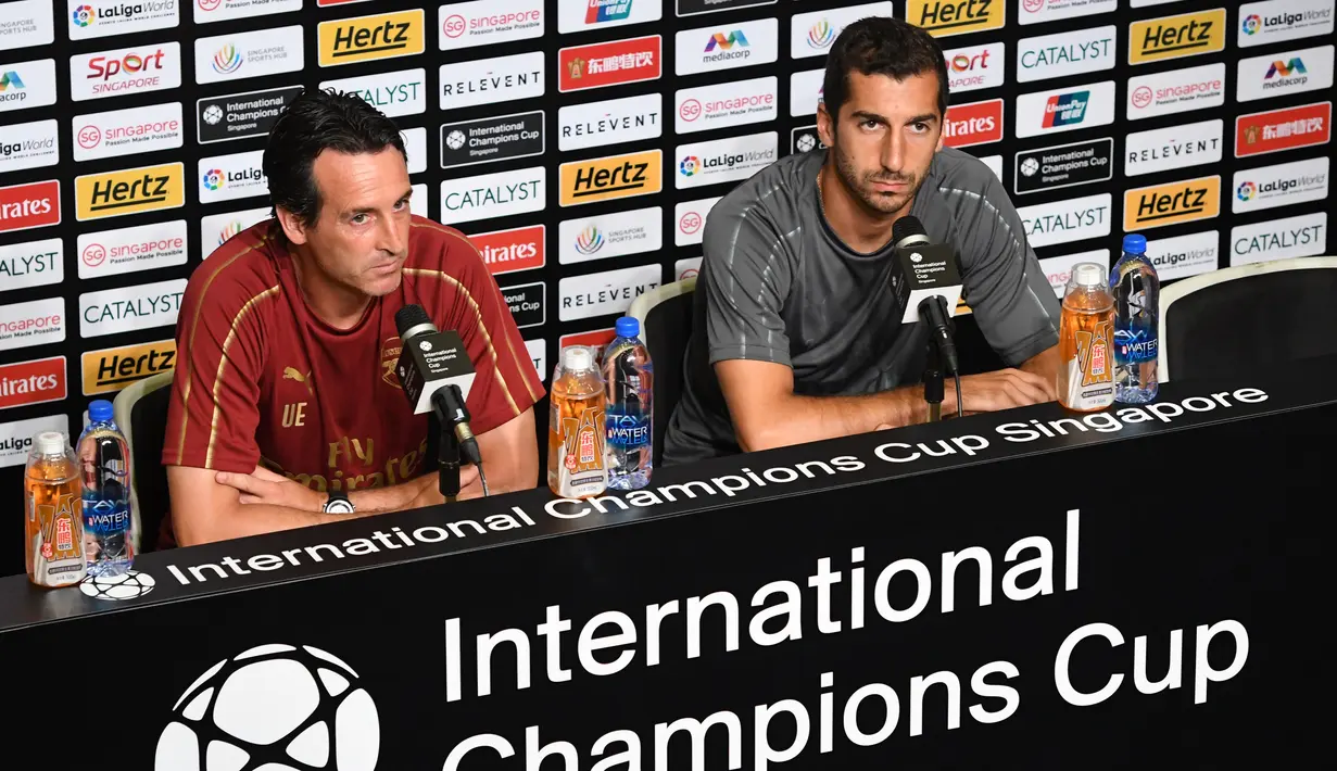 Pelatih Arsenal, Unai Emery dan gelandang Henrikh Mkhitaryan saat konferensi pers di Singapura (27/7). Arsenal akan bertanding melawan PSG pada International Champions Cup 28 Juli. (AFP Photo/Roslan Rahman)