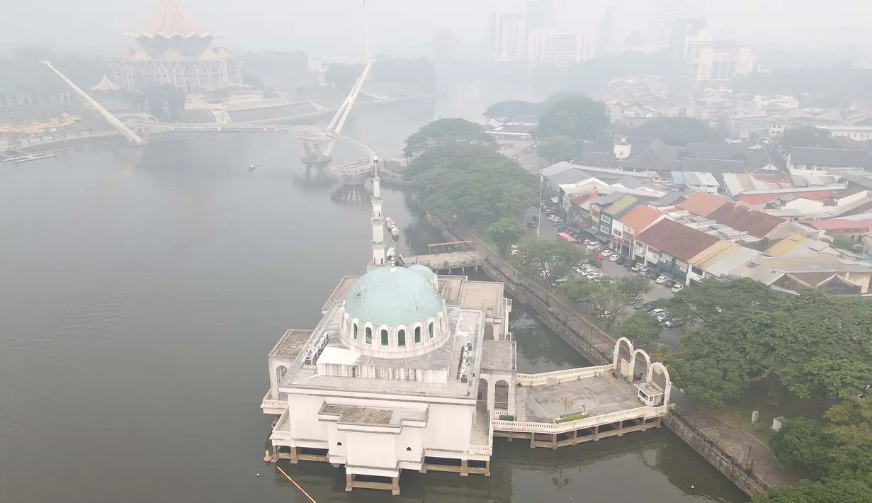 Foto udara memperlihatkan kabut asap menyelimuti kawasan di sekitar gedung Dewan Undangan Negeri Sarawak di Kuching, Malaysia, Selasa, 1 September 2026. (AFP)