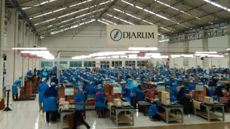 Semangat ribuan pekerja PT Djarum melinting, merapikan, dan mengepak jutaan batang rokok. (Fiki/Liputan6.com)