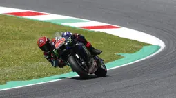 Pemabalap Yamaha Fabio Quartararo mengendarai motornya selama balapan MotoGP Mugello di Sirkuit Mugello, Scarperia, Italia, Minggu (30/5/2021). Fabio Quartararo berhasil meraih posisi pertama. (AP Photo/Antonio Calanni)