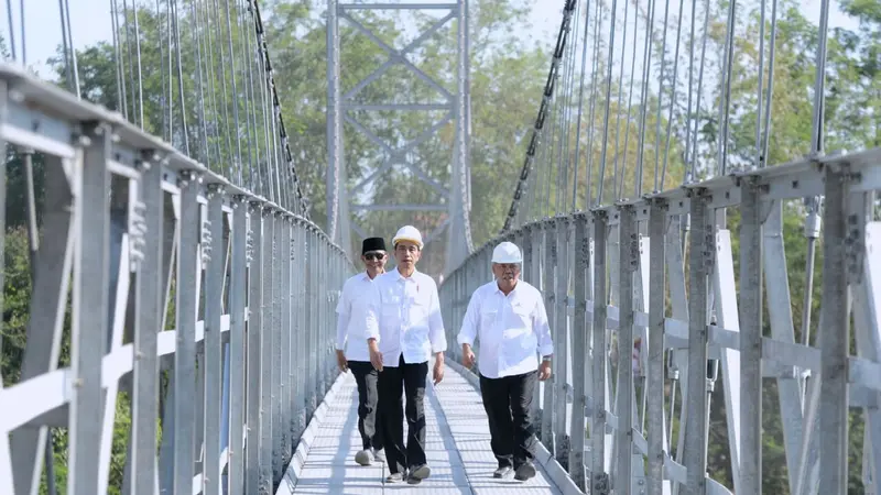 Jokowi meninjau pembangunan Jembatan Gantung Mangunsuko, Magelang, Jawa Tengah, Senin (18/9/2017). (Dok. Biro Pers Istana)